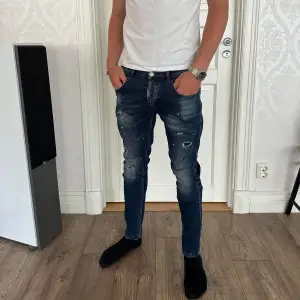 Alessandro Zavetti jeans  Storlek 32 Skick 8/10 Färg Blå Modellen är 188cm och väger 77kg 