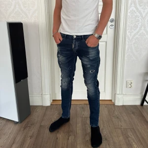 Alessandro Zavetti  - Alessandro Zavetti jeans  Storlek 32 Skick 8/10 Färg Blå Modellen är 188cm och väger 77kg 