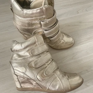 Isabel marant liknande skor i guld🤍 - Super snygga kilklackar i guld färg, storlek 39! Säljer pga lite för små för mig🥲