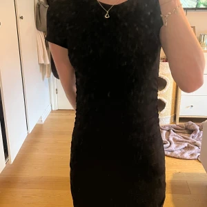 Svart klänning - Helt nytt skick💗Användes en gång på en begravning, sen aldrig använd💗Kännes att den inte riktigt är min stil så hoppas någon annan får användning för den💗Köptes på H&M💗