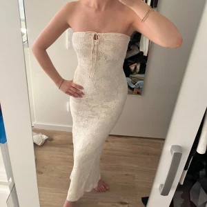 Beige klänning  - Jätte fin klänning som aldrig kom till användning då den är lite för tight på mig💕 pris inkl frakt 