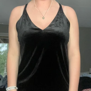 Sammet linne  - Detta är ett festligt linne i sammet i storlek L. Linnet piffar upp outfiten men tyvärr har jag ingen användning för den. Den köptes på hm för 199kr och jag säljer de för 99kr. Om du är intresserad skriv till mig 