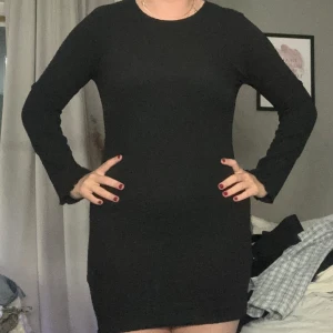 Svart klänning  - En tajt sittande klänning med fint mönster i tyget. Köpt på lager 157 för 150 kr och jag säljer den för 75kr. Klänningen är använd en gång och är i bra skick. Skriv till mig om du är intresserad 