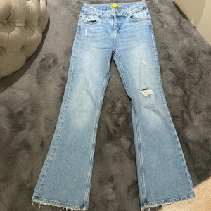 gina jeans - Ljusblåa jeans med ett litet hål i designen ifrån Gina Tricot. Stl: 152. Jättefina som nya.