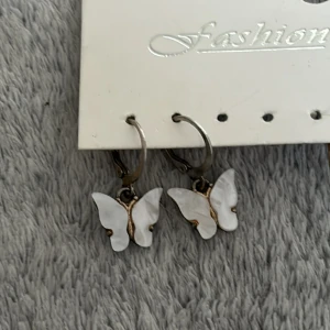 Örhängen  - Fina fjärilsformade örhängen🎀