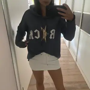 Så fin zadig inspirerad hoodie köpt i en butik i Chamonix. Den är i onesize och passar allt mellan en xs-l. Jag är 165 cm lång