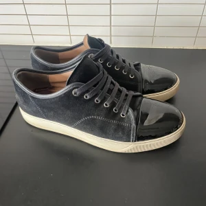 Lanvin skor - Tjena, säljer nu dessa sjukt snygga lanvin skorna i marinblå i extremt bra skick, sjukt populär colourway. Captoen är fin och glänser som man ser på bilderna, nypris 4999, mitt pris 2699kr! Skriv vid eventuell frågor! 