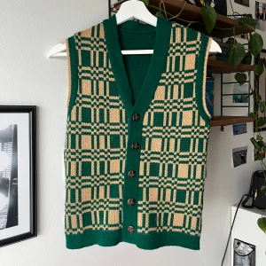 Vintage väst - Vintage väst köpt på loppis. Aldrig använd av mig. Fint skick! Passar XS/S💚