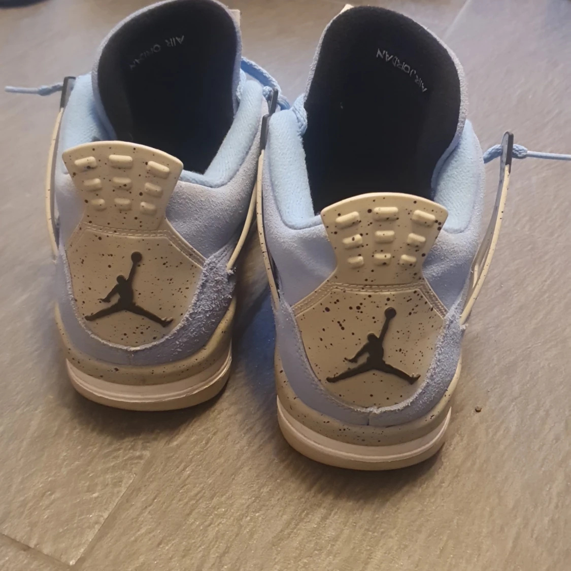 Säljer Jordan 4 university blue för 1500 kr - 91
