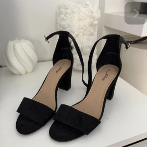 Svarta klackar  - Säljer ett par svarta klackar i storlek 38. Endast testad men de var för stora för mig