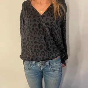 Jätte fin blus med leopard mönster!  Mera bilder kommer senare!💘