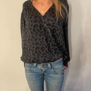 Leopard mönstrad blus - Jätte fin blus med leopard mönster!  Mera bilder kommer senare!💘