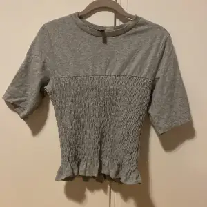 En jättefin tröja från H&M, jättebra skick, aldrig använt, säljer för att den inte kommer till användning.