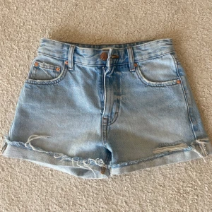 Jeansshorts - Säljer dessa coola jeansshorts som passar perfekt nu till sommarn, aldrig använda och tyvärr för små för mig🥰