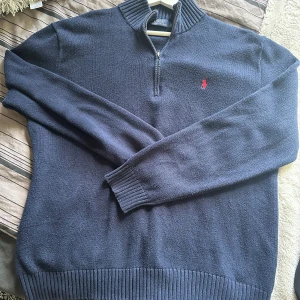 Zip i fint skick strl xl passar l - Fin zip som tyvärr blev för stor vid köp, säljer därav vidare. Strl xl men passar l.