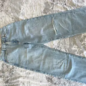 Breda jeans, st s/xs 25 i midjan. Bra skick skriv för fler bilder och pris kan diskuteras. Från Garage