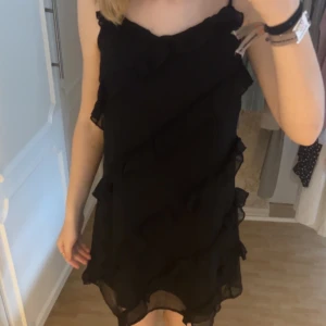 Gina klänning - Stl 158-164/XXS, volanger runt klänningen, nästan för kort för mig och jag är 161cm men funkar💓 