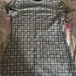 Rutig klänning  - Rutig klänning med liten dragkedja baktill i nacken