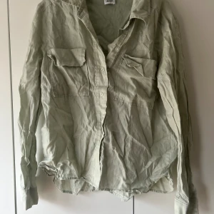 Twist & Tango linneskjorta - Otroligt fin ljusgrön färg, aldrig använd! På modellbilden är det en annan färg. Nypris 1599:-