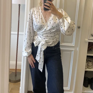 Twist and Tango - Vacker omlottblus från Twist and Tango i satin. Perfekt inför sommaren ☀️💕