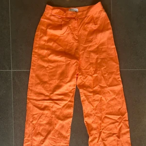Linnebyxor - Säljer dessa fina linnebyxorna från BERSHKA. Aldrig använda med prislapp kvar. Säljer för 200kr+ frakt💓