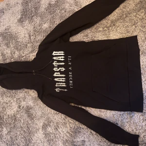 Trapstar hoodie - Säljer en skön och såklart åkta trapstarhoodie som är skön på sommarkvällar, helt felfri och är i nyskick, några andra funderingar är det bara att fråga