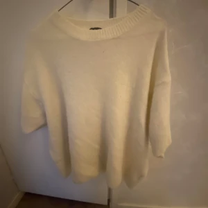 Sticksd tshirt  - Jag säljer min knappt använda stickade tshirt ifrån chelsea 💗står inte vilken storlek men skulle gissa på S typ