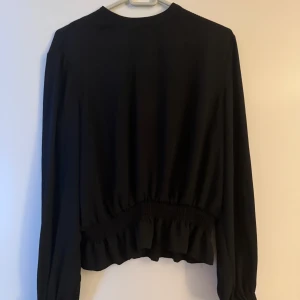 Blus - Säljer den här toppen/blusen som har använts ett par gånger 💞