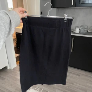 Minikjol - Svart minikjol från Lager 157. Strl S, knappt använd 