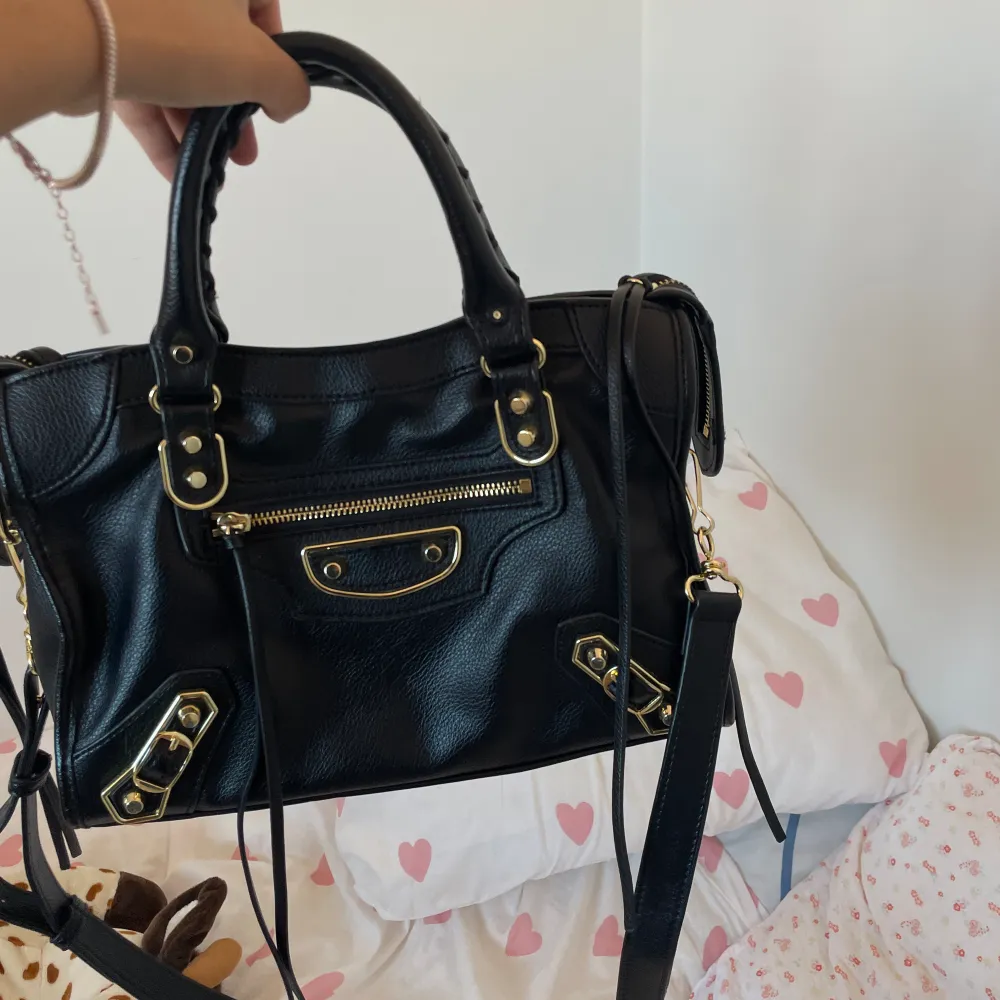 Balenciaga liknande väska. Bredd 20cm längd 30cm 🖤 knappt använd så i super skick! . Väskor.