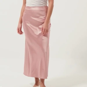 Kjol - Lång satinkjol från NA-KD i strl 38 perfekt till sommaren nyskick 🥰🌸💗ordinarie pris 499kr