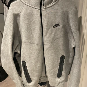 Nike tech fleece Hoddie Grå, Strl L - Ny skick, använd bara några gånger