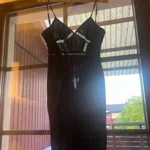 Prettylittelting  - Säljer denna klänning . Stl M