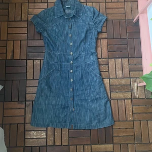 Jeansklänning - Skit söt Jeansklänning som tyvärr inte kommer till användning😣 skulle uppskatta den till storlek M!