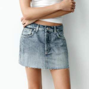 Säljer denna jeans kjol från zara för att den inte kommer till användning!  Köpte den nyligen så den är använd 2 gånger💕 original pris 380kr och säljer för 280kr!