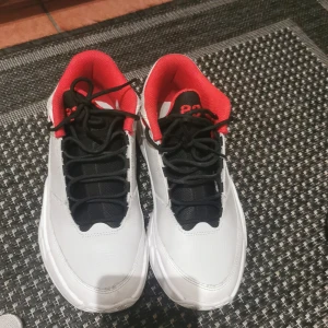 Vita Jordans  - Snygga skor, storlek 37, unisex