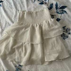 Chelsea kjol - Säljer min vita Chelsea kjol som inte längre kommer till användning. Använd någon enstaka gång. Perfekt till sommarn och enkel att styla💗☀️ vid fler bilder eller eventuella frågor kan man skriva privat💗