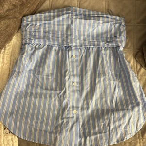 Zara topp - Säljer denna fina toppen från Zara. Den är aldrig använd, så den är i väldigt bra skick. Storleken i toppen är XS.💛