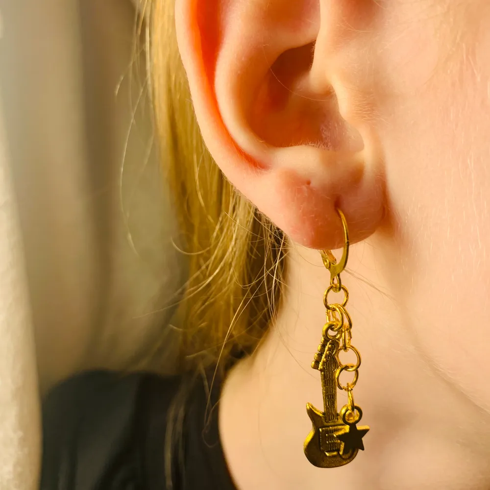 Detta jättefina örhänge passar sååå bra till nästan allt! Ett perfekt örhänge att matcha det till är pärl örhänget!! Säljs styckvis🩷🎀. Accessoarer.