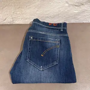 Hej! Säljer dessa snygga dondup jeans i populära modellen George. Jeansen är i storlek 34, men passar som 33. Mycket bra skick, inga defekter! Fraktar eller möts upp i Örgryte🤝
