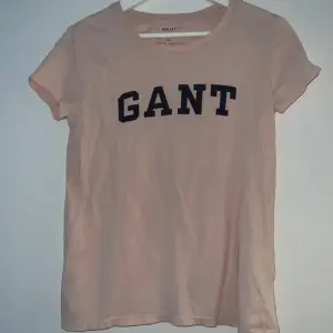 Rosa T-shorts från Gant i strl xs