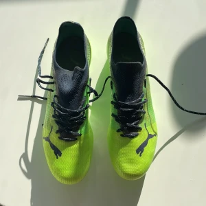 Puma ultra fotbollsskor - Puma ultra i fint skick, endast använda ett fåtal gånger. Nypris 2000 kr