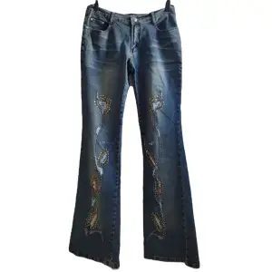 Sjuukt snygga jeans med unik wash och detaljer i pärlor, lågmidjade! Storlek 30. Skriv för fler/bättre bilder🫶🏻🫶🏻