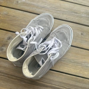 vans skor - kollar intresset på mina gråa vans skor! köpta på zalando för 900kr (slutsålda)  lite sönder i hälen (se bild 4) 
