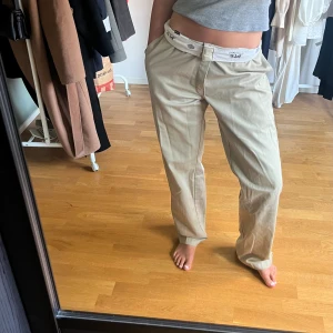 Dickies chinos - Säljer dessa populära byxor från dickies, nypris:749 kr. Jag är 176 och har s/m i byxor. Sitter som en 40 på mig. 