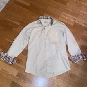 Burberry skjorta - Hej säljer nu min burberry skjorta då den var för stor för mig. Storlek S men sitter som M. Den är köpt på vestiaire och är kontrollerad så den är äkta, kvitton finns.