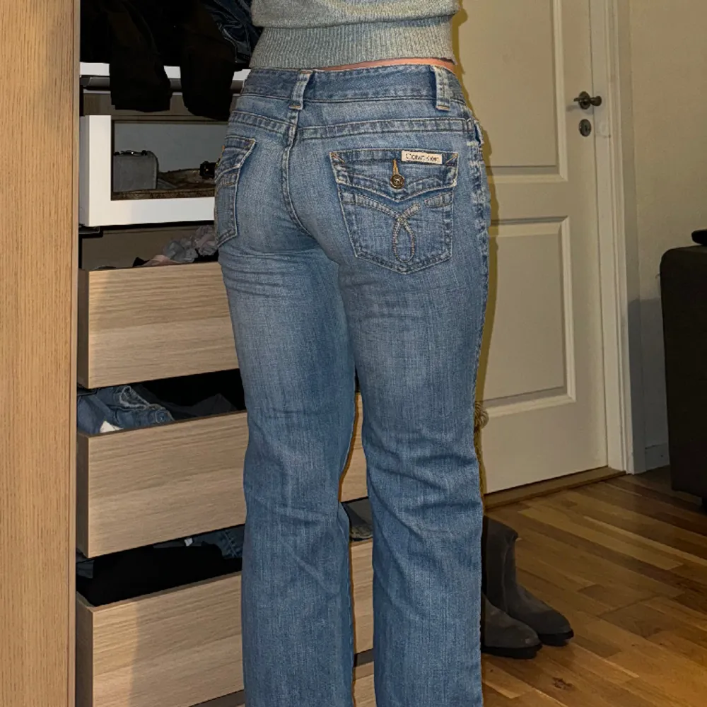 Mina favorit jeans som jag säljer då de inte passar längre. De är låga i midjan och är en straight/bootcut modell. Innerbenslängd: 78 cm Midjemått: 70 cm (stretchiga) Använd gärna ”Köp nu”. Jeans & Byxor.