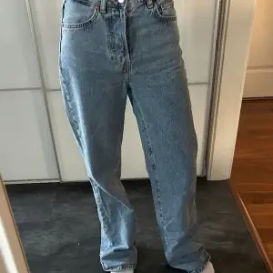 Jag säljer ett par blåa jeans från BikBok, de är i storlek 26/32 och är för långa på mig som är 162cm. Jeansen är i använt skick