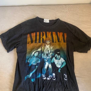 Nirvana tröja - Säljer denna skit coola nirvana t-shirt då den inte används längre. Jätteskönt material och passar nästan alla. OBS! Alla plaggen tvättas/stryks om det behövs innan jag skickar iväg dom❤️