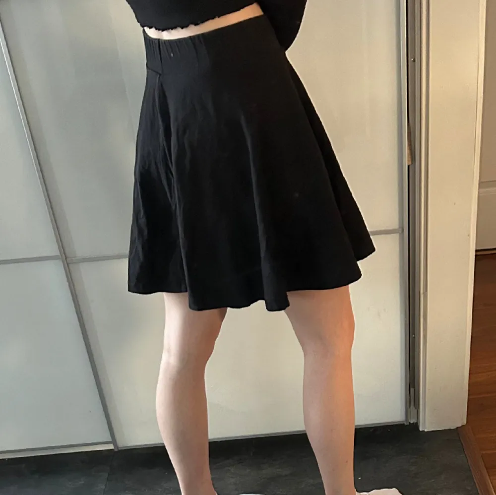 Säljer en svart kjol i använt skick, kjolen är i storlek S från H&M. . Kjolar.